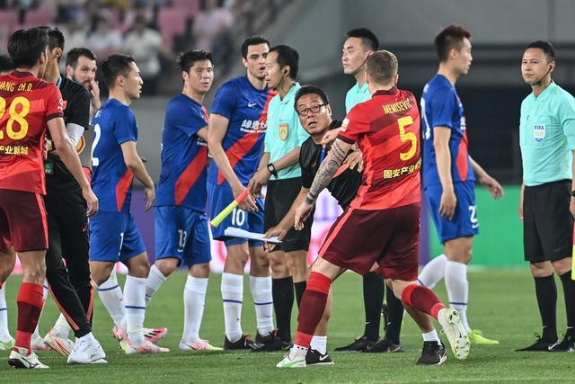 曼联被升班马赫尔城以0-2击败，定位球防守隐患显现
